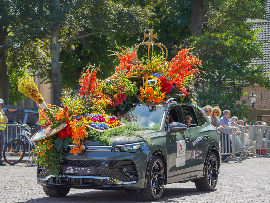 Flower Parade Rijnsburg auto versierd met prachtige bloemen