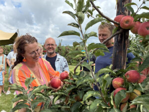 Geraldine plukt de eerste twee appels bij Vink Fruitboerderij