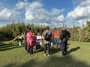 Met kruiwagens vol appels en peren, blije gezichten en een zonnetje boven de boomgaard!